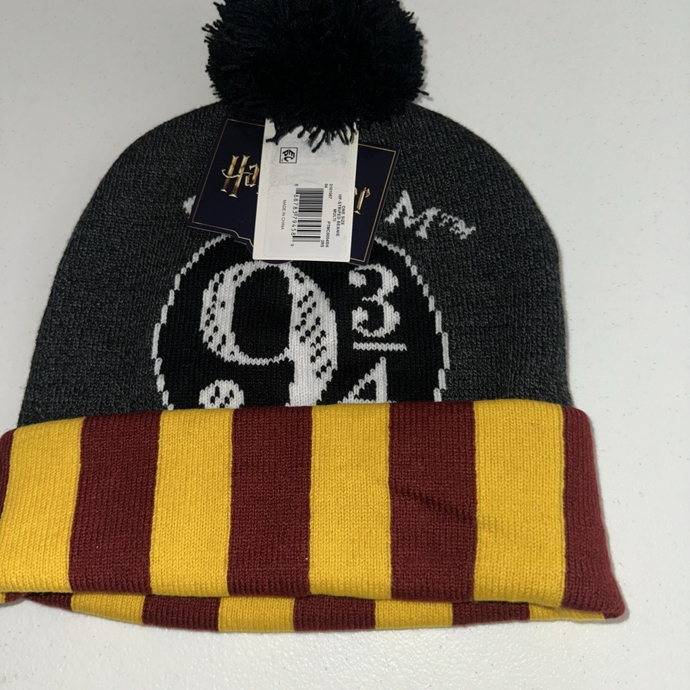HARRY POTTER 9 3/4 Beanie with Pom Pom Hat
